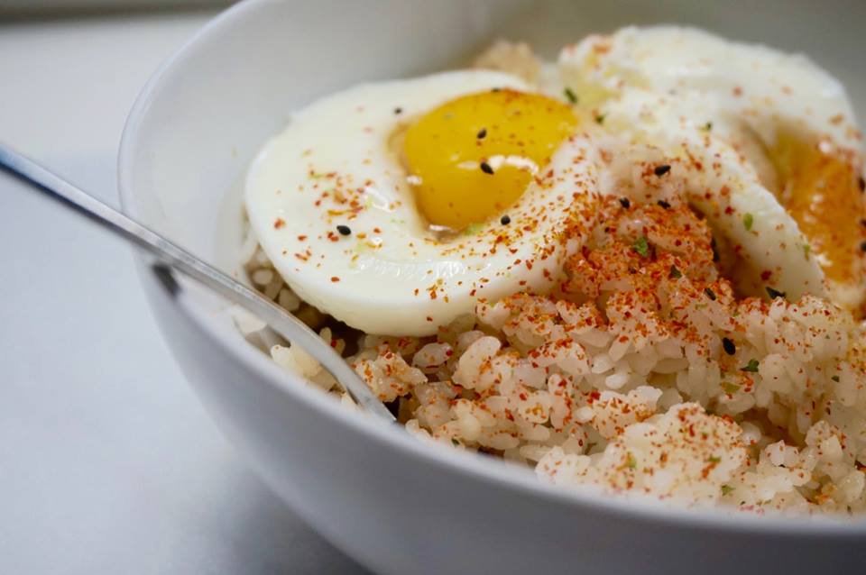 The more glycogen we get in ahead of a workout, the better off we'll be. One of our favorite pre-workout meals: bit.ly/riceandeggs