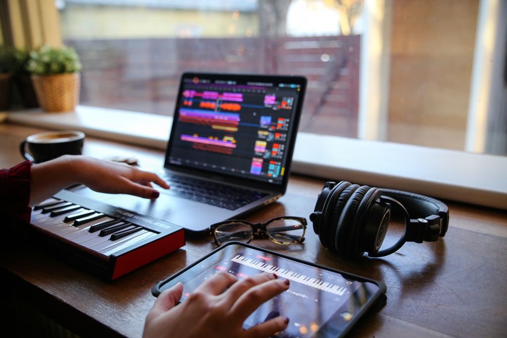 DreamFootEx's tweet photo. Achieve great keyboard sounds for your music production anywhere and anytime by using just your iPad + the Dream Foot App. https://t.co/QeCotZ1QaG