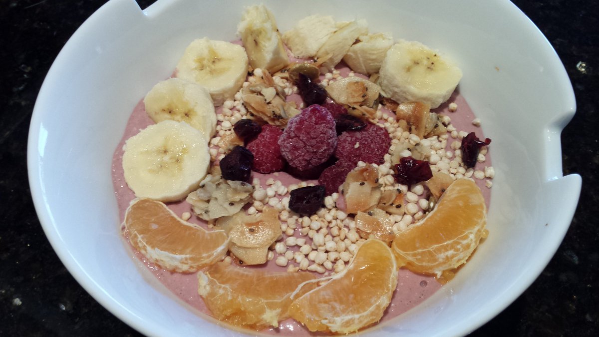 Kis_Lisa's tweet photo. Weekends are for #smoothie bowls. #BananaRaspberry #PumpkinPie https://t.co/jBljp3R1wf