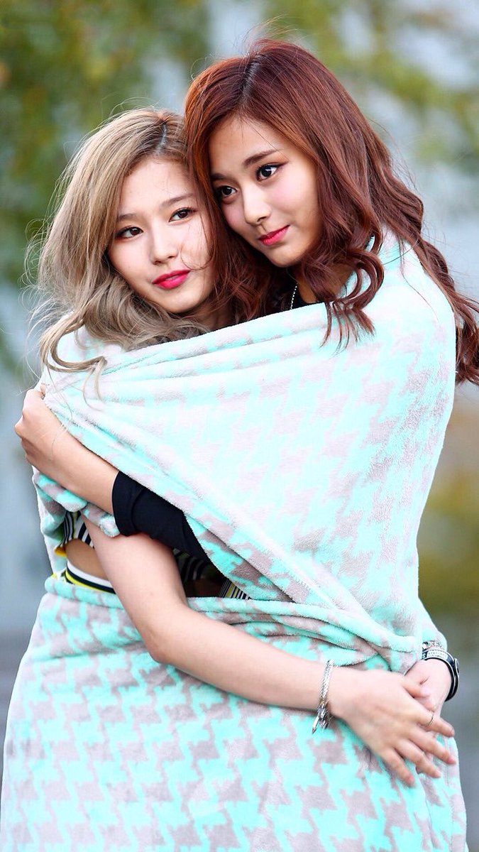 人気のクリスマスアイテムがいっぱい! TWICEグッズ (ツウィ&サナ