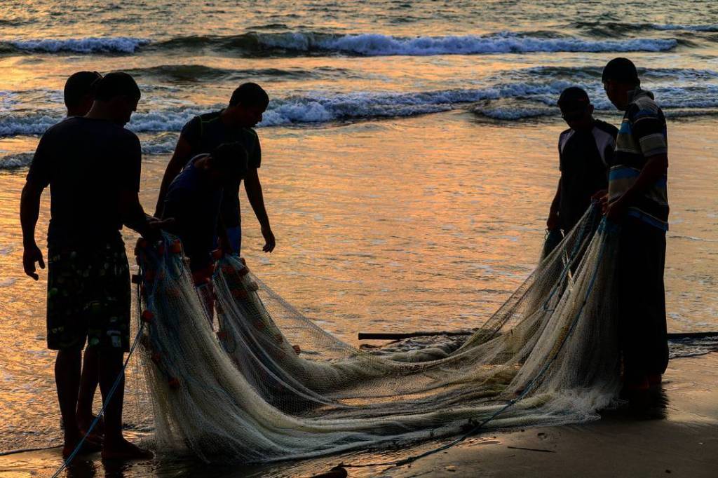 san4santhosh's tweet photo. Sunset and fishing 🎣 #throwback #sunset #canoneos #mythirdeye #ocean #beach #dusk #fishing https://t.co/HKqPyete2y https://t.co/lwM6nC0aS1