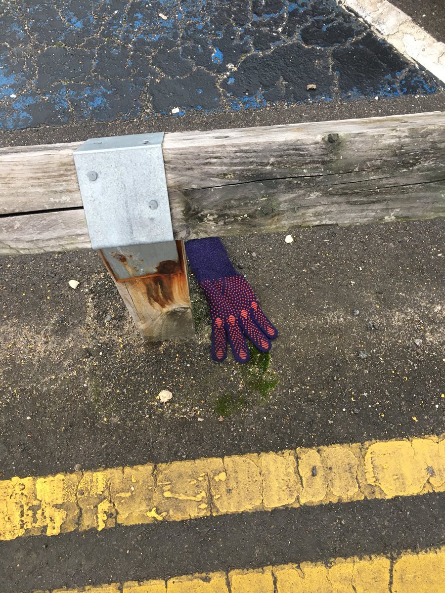 Lonely glove <a href="/tesco/">Tesco</a> in #Abingdon car park, 2/12/17