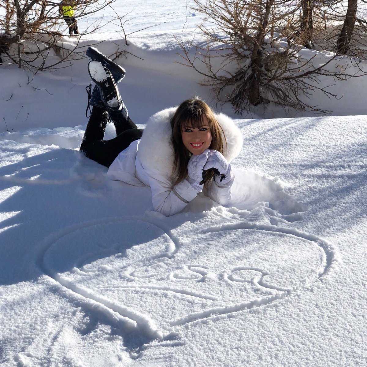 ElsaEsnoultOff's tweet photo. 💕
#snow #lma #tournage #shooting https://t.co/Hjzs4HLdJD