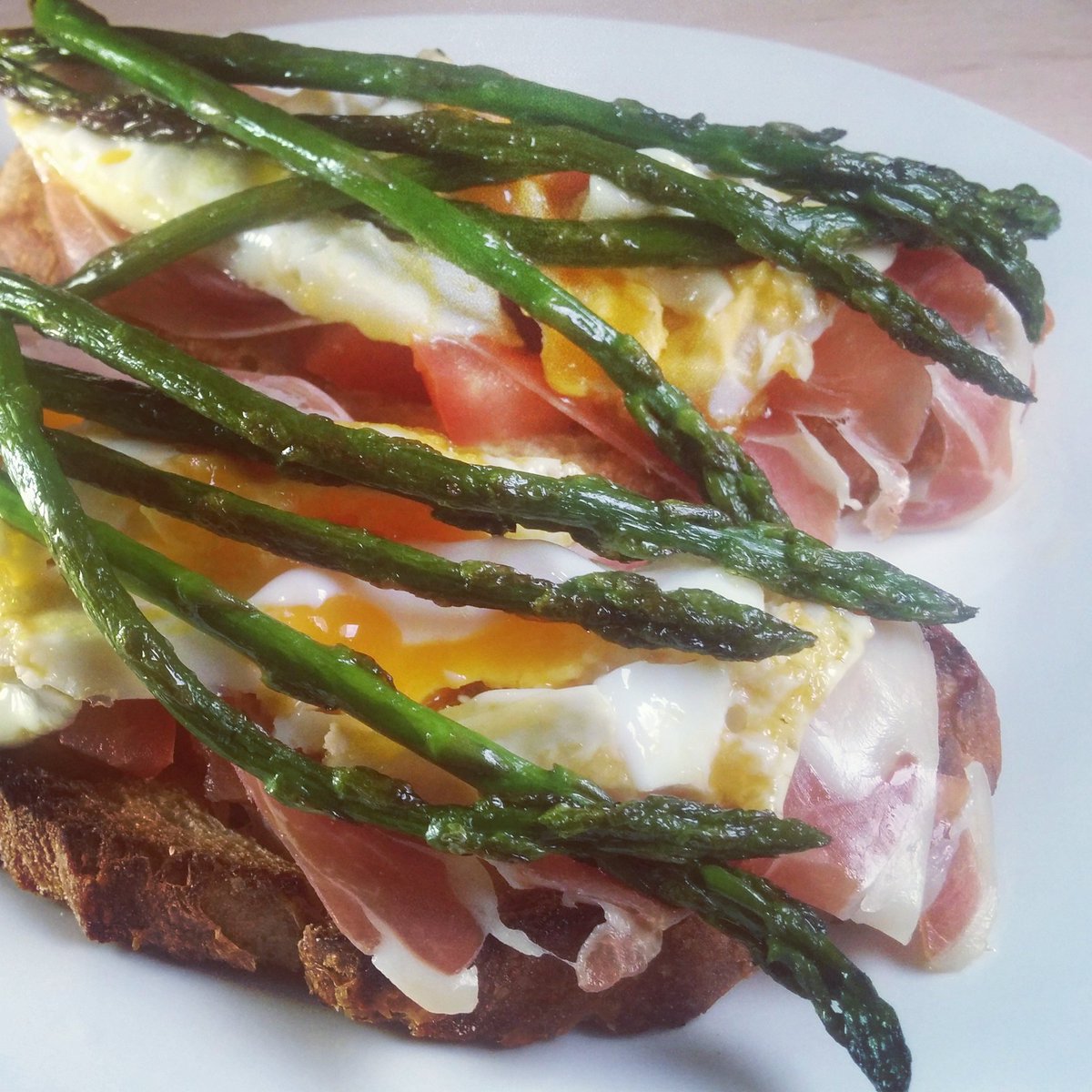 gateauxespagne's tweet photo. Bientôt dans le blog ! Tartine salé aux asperges 😋 #recette #cuisine #gateauxenespagne #tapas #espagne #apero #brunch https://t.co/rUJBsoYBYz