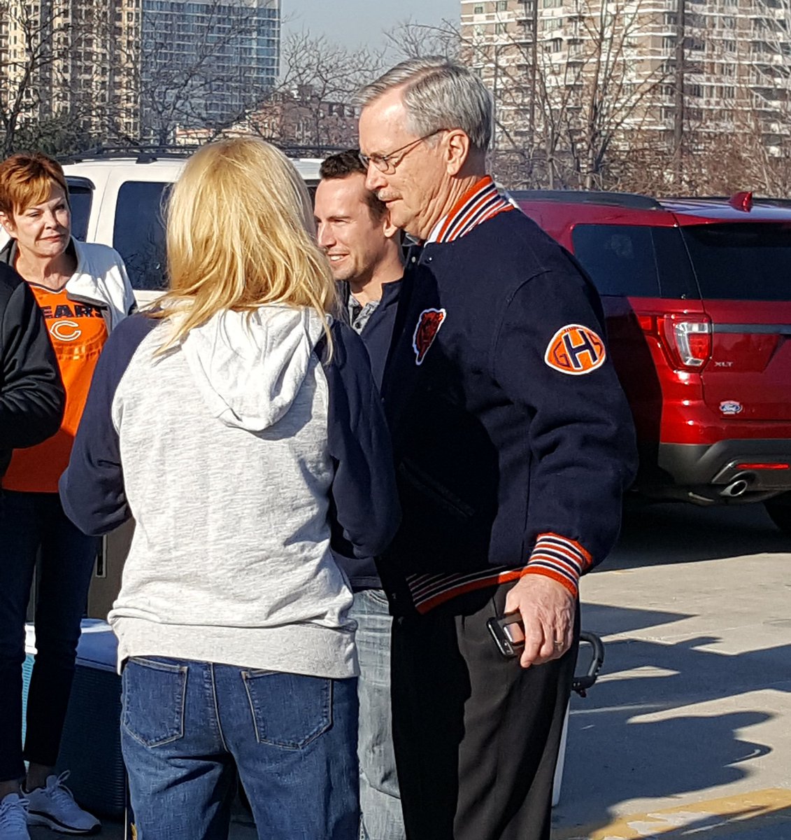 ChicagoVince's tweet image. Me: Hey George, who's on the short list for head coaches next year?
GM: Beautiful weather we got today! 
#Bears 
#LearningFromTrump #DeflectDeflectDeflect