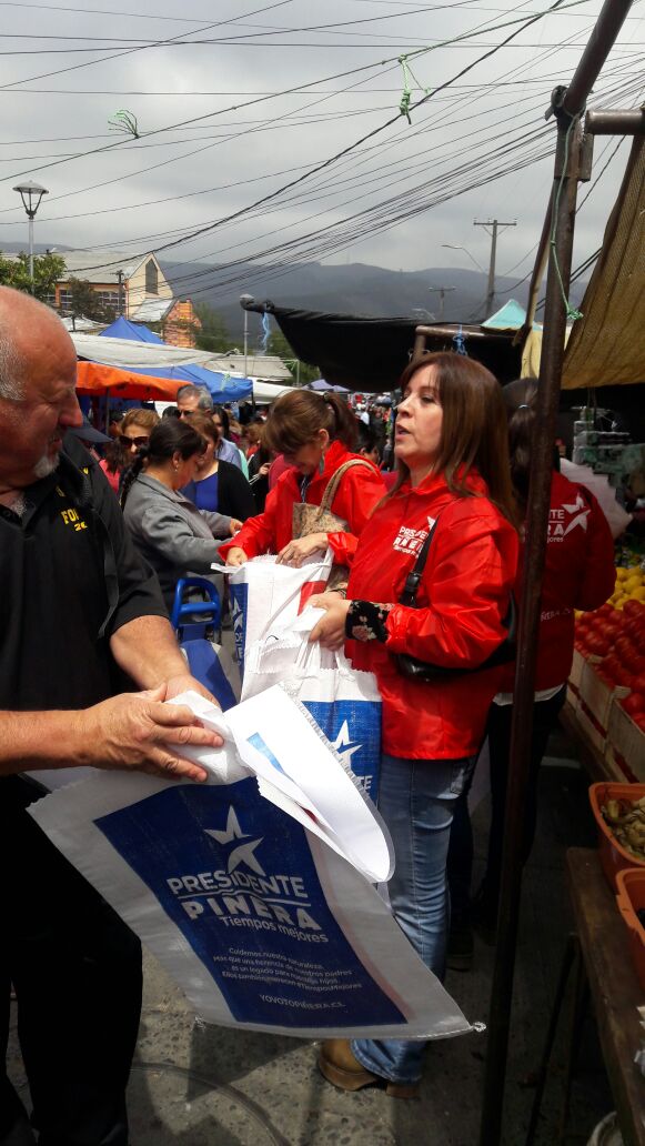 jfuentesf's tweet photo. En feria de #Chiguayante @úneteatiemposmejores con @sebastianpinera @TodosxPinera #LleveDeLoBueno https://t.co/26Si2Q6R3G