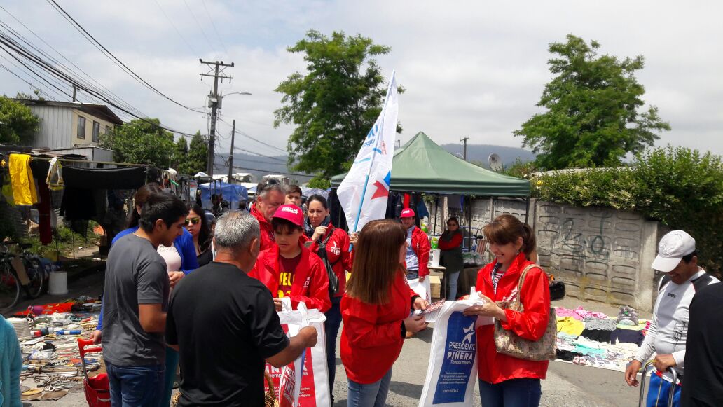 jfuentesf's tweet photo. En feria de #Chiguayante @úneteatiemposmejores con @sebastianpinera @TodosxPinera #LleveDeLoBueno https://t.co/26Si2Q6R3G
