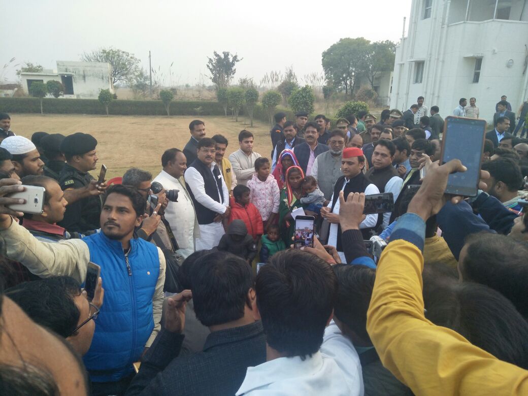 rajuyadavmla's tweet image. आज माननीय अखलेश जी ने खजांची का बर्थ डे मनाया नोट बंदी में बैंक की लाइन में पैदा हुआ पर अफसोस काला धन वापश आने के बाद भी माँ के खाते 15 लाख