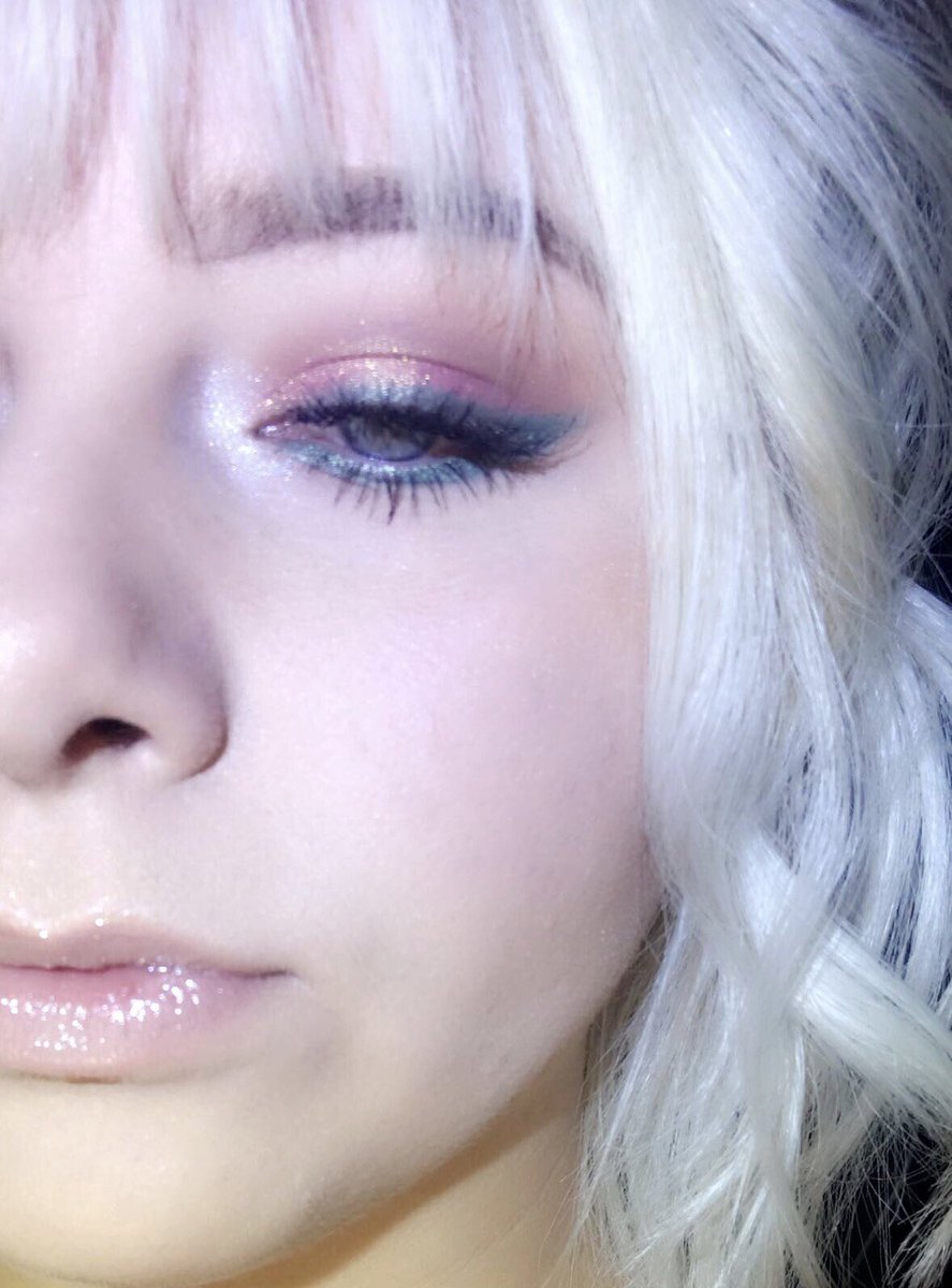 BStaedtler's tweet photo. Dessert 🔥 today’s makeup look! So much fun! I love getting creative with different pigments💚 https://t.co/j4VIcfjOdH