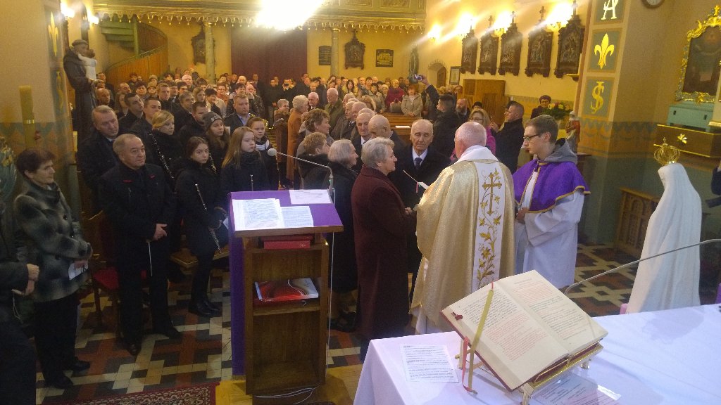 JanMJackowski's tweet photo. #Polska silna rodzinami - #Bogate gm. #Przasnysz - wzruszająca uroczystość jubileuszu 50. lecia ślubu 13 małżeństw https://t.co/PniS5JK75w