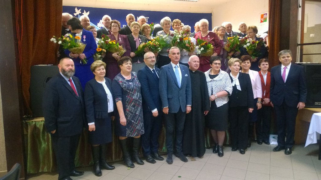 JanMJackowski's tweet photo. #Polska silna rodzinami - #Bogate gm. #Przasnysz - wzruszająca uroczystość jubileuszu 50. lecia ślubu 13 małżeństw https://t.co/PniS5JK75w