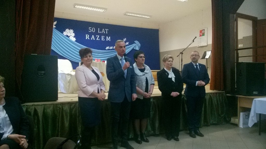 JanMJackowski's tweet photo. #Polska silna rodzinami - #Bogate gm. #Przasnysz - wzruszająca uroczystość jubileuszu 50. lecia ślubu 13 małżeństw https://t.co/PniS5JK75w