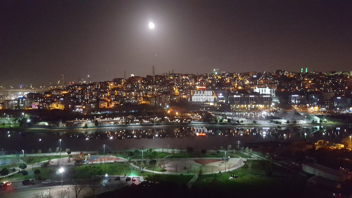 RobinAdamsZA's tweet photo. Full moon things. #IstanbulAtNight #TurkeyStateOfMind https://t.co/lPki9TONDd