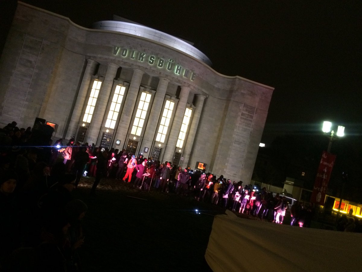 Vierhundert Menschen stehen vor der Volksbühne und warten bis sie singen können. Mit jeder Bahn werden es mehr. Kommt auch! #b6112massnahme