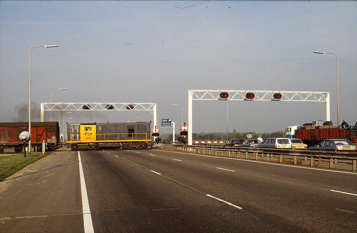 De jaren 80, toen de snelweg A2 nog gewoon onderbroken werd door een spoorwegovergang.