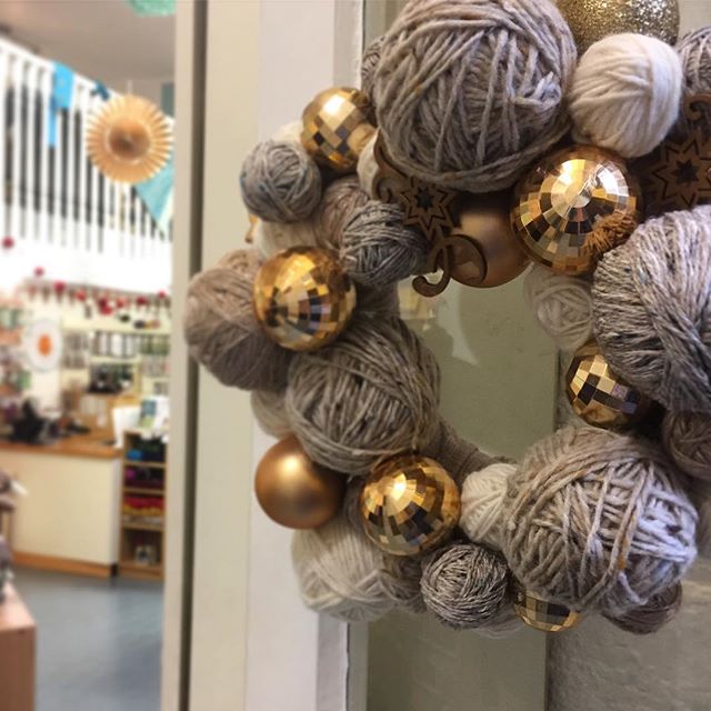 ThisIsKnit's tweet photo. A little festive yarn craft... Three years later (!), I share a few notes on how I made the Yarn Ball Wreath for our doors :) https://t.co/YTxuCqbf6H https://t.co/CQt8yIsPPs