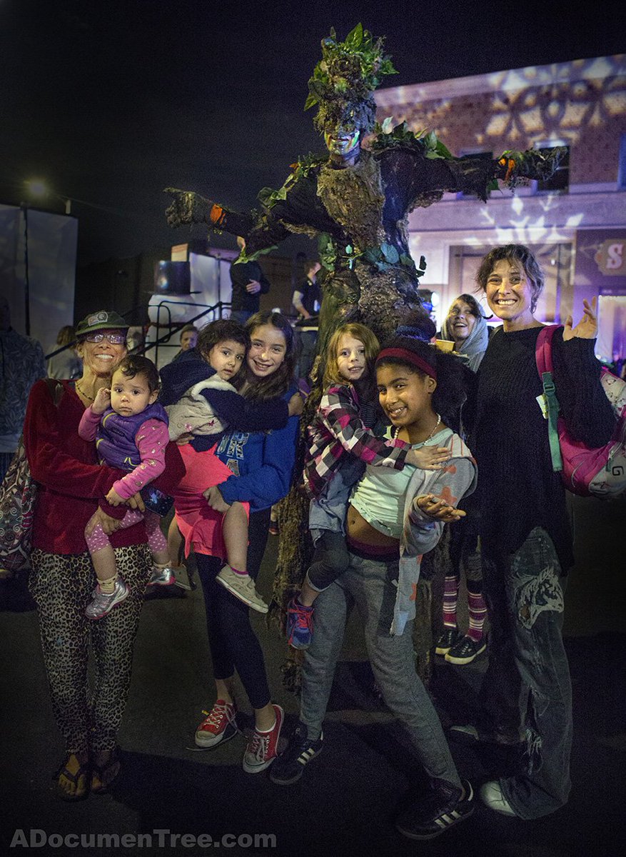 adocumentree's tweet photo. This is the story of a Tree and what we can truly be, the heart of our humanity. #findyourjoy #wearenature @treemanity #adocumentree #venicesignlighting #veniceculture #venicesign #joy #cutekids #family #love #holiday #hope #smile #unitree #positivitree https://t.co/kwmG128giF