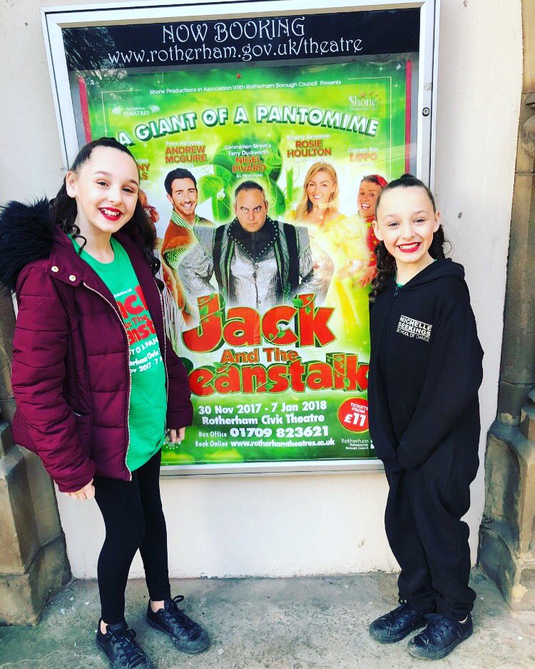 EmmaWorley2's tweet photo. It’s the most wonderful time of the year...love Panto season 💚 https://t.co/wxNqtgwYB8