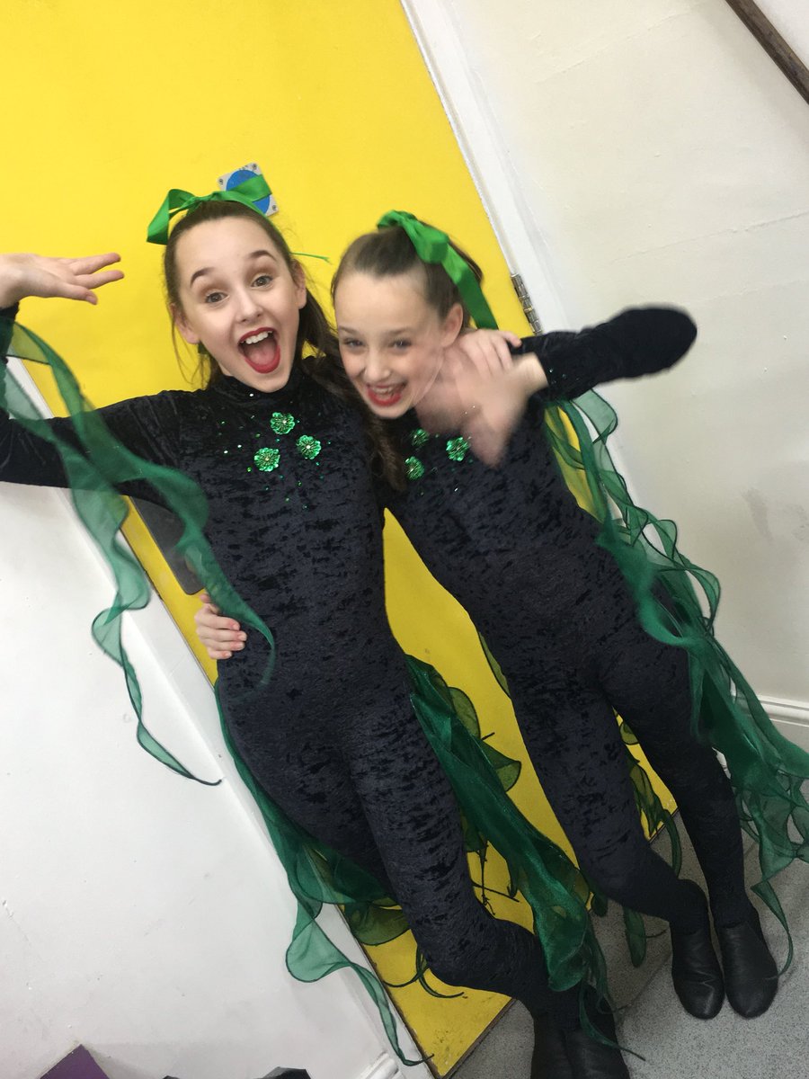 EmmaWorley2's tweet photo. It’s the most wonderful time of the year...love Panto season 💚 https://t.co/wxNqtgwYB8