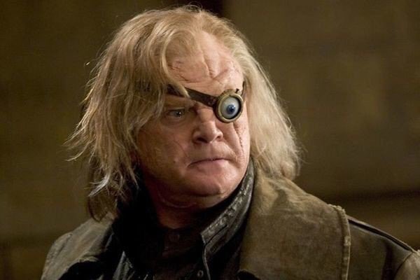 Alastor Moody:<a href="/Alastorlux/">Alastor Moody ❾¾ #35</a> 
-Capitan general y 2º al mando en la Sede de Aurores

•Bastón mágico
•Ojo Mágico 
•Auror experto con experiencia 
•Poción rejuvenecedora