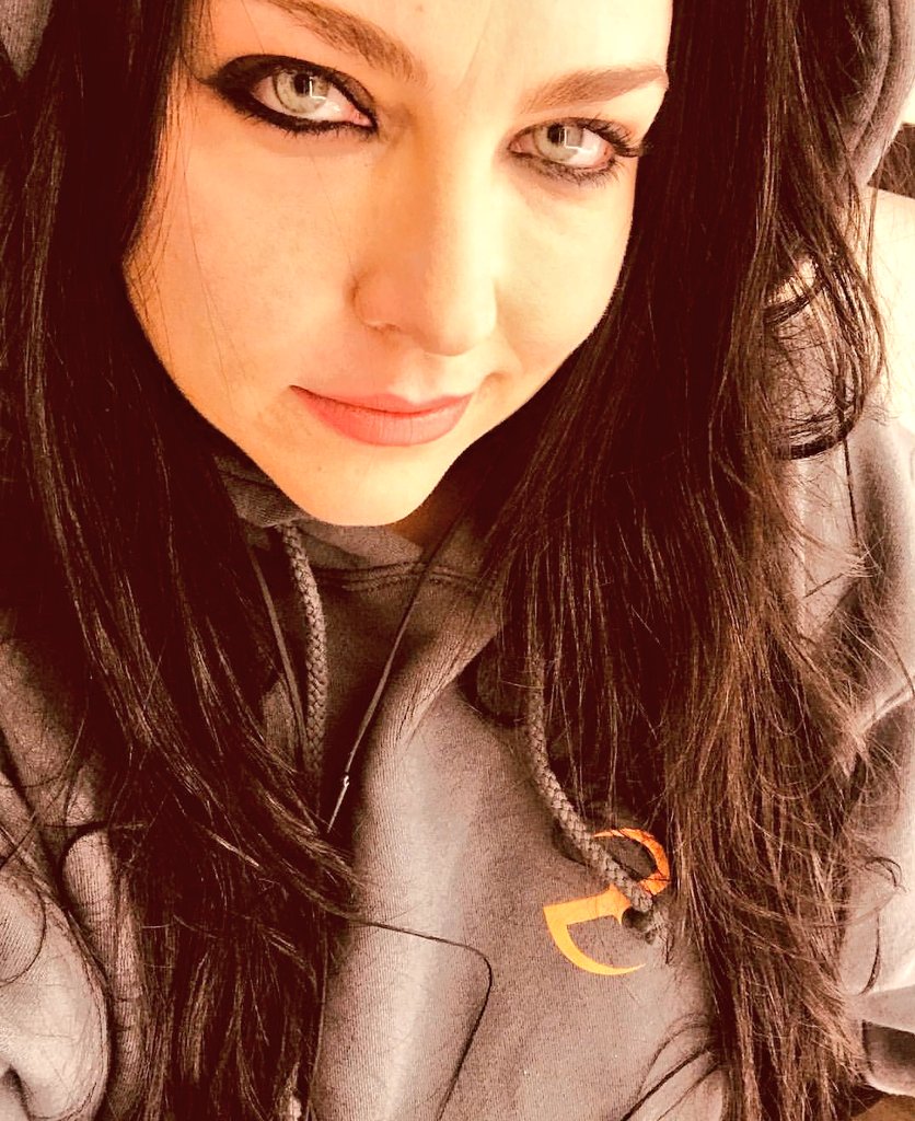 HalfDeadDarby's tweet photo. @AmyLccEV is gorgeous. https://t.co/YDF5qB7Wyc