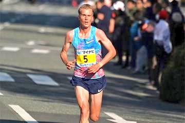 mgsRun's tweet image. El noruego Sondre Moen, de 26 años, asombra al mundo ganando el maratón de Fukuoka, imponiendo nuevo récord de Europa (2h05'48") | is.gd/EqGH1l