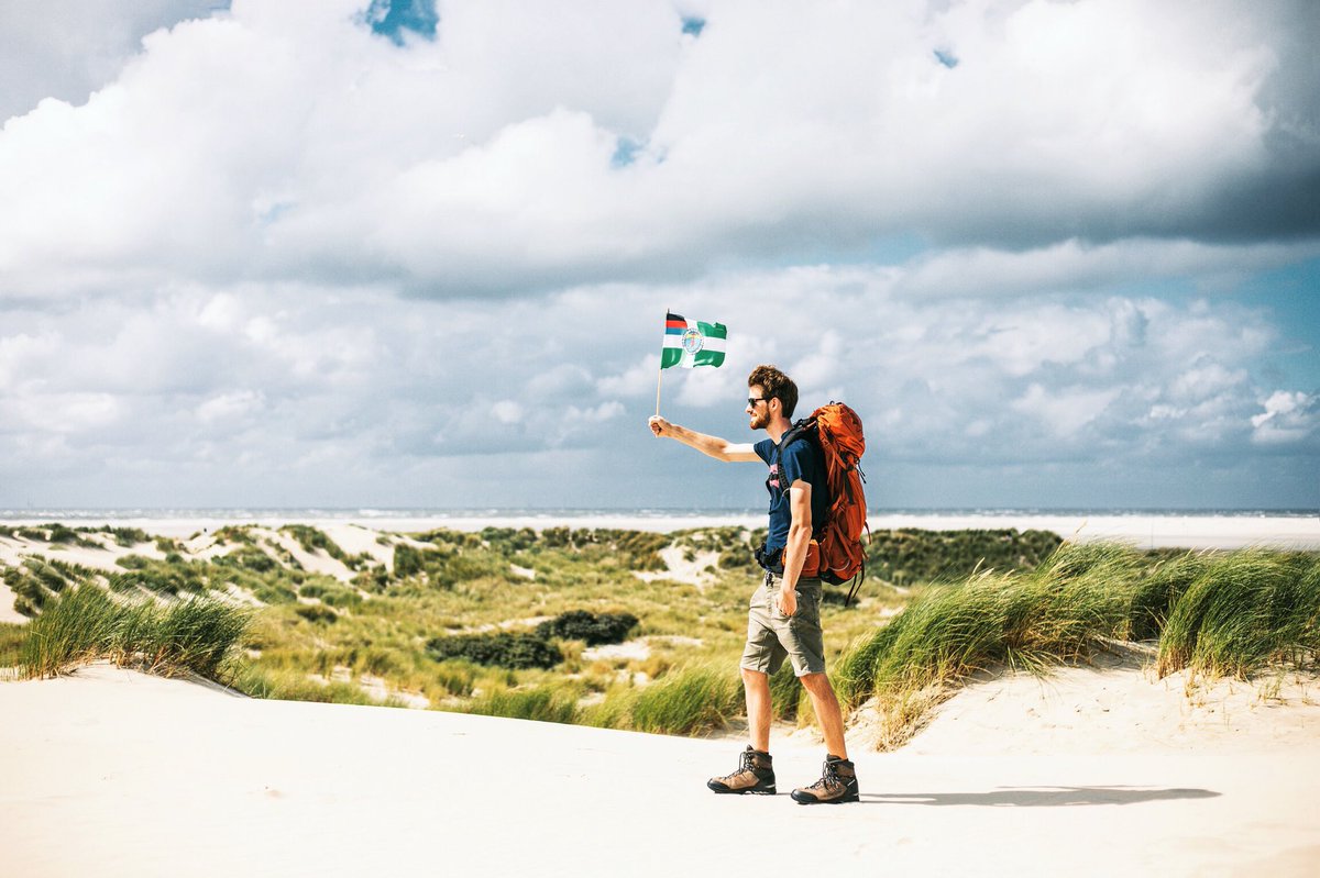 Holding the flag up! 🏳️ Ich würde mir wünschen, dass alle Menschen im Alltag ihrem Gegenüber häufiger mal sagen, was sie an ihm mögen! Einfach mal aufhören über alles zu meckern und mal in die Welt des anderen abtauchen! Sich einfach mal darin üben, Verständnis zu haben! 🔥