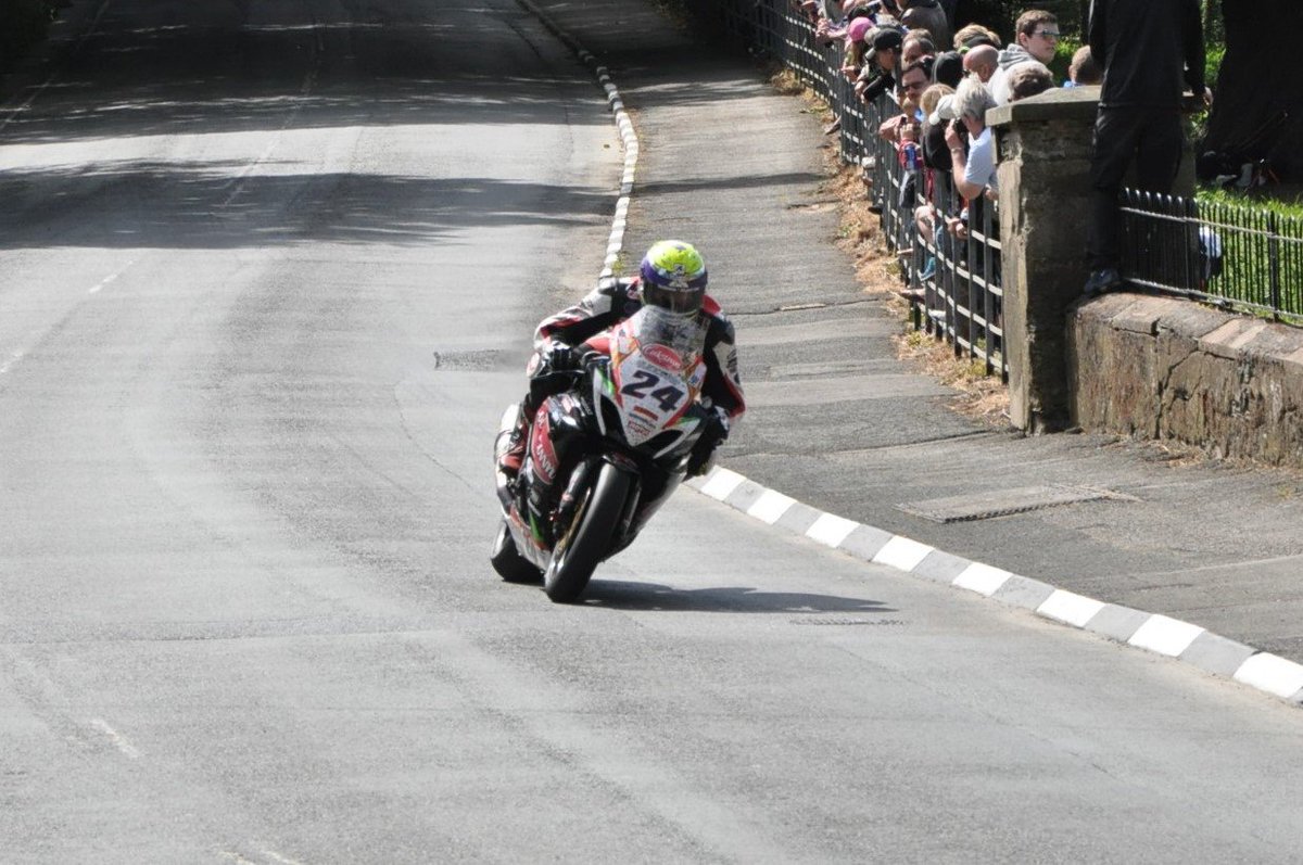 db64_david's tweet photo. #TT2015 #Conkerfields #Superbikerace @GaryJac1965 @Garysvtr1000 @lovemachine3878 @jamiehamilton44 @Jon_3_roads @iomttpics @IOMTTPHOTOS @LivingRoadRaces @StevieRRN @roadracingdaily @ILoveTheIOM @irishroadracing https://t.co/jBQ87P3Bhz