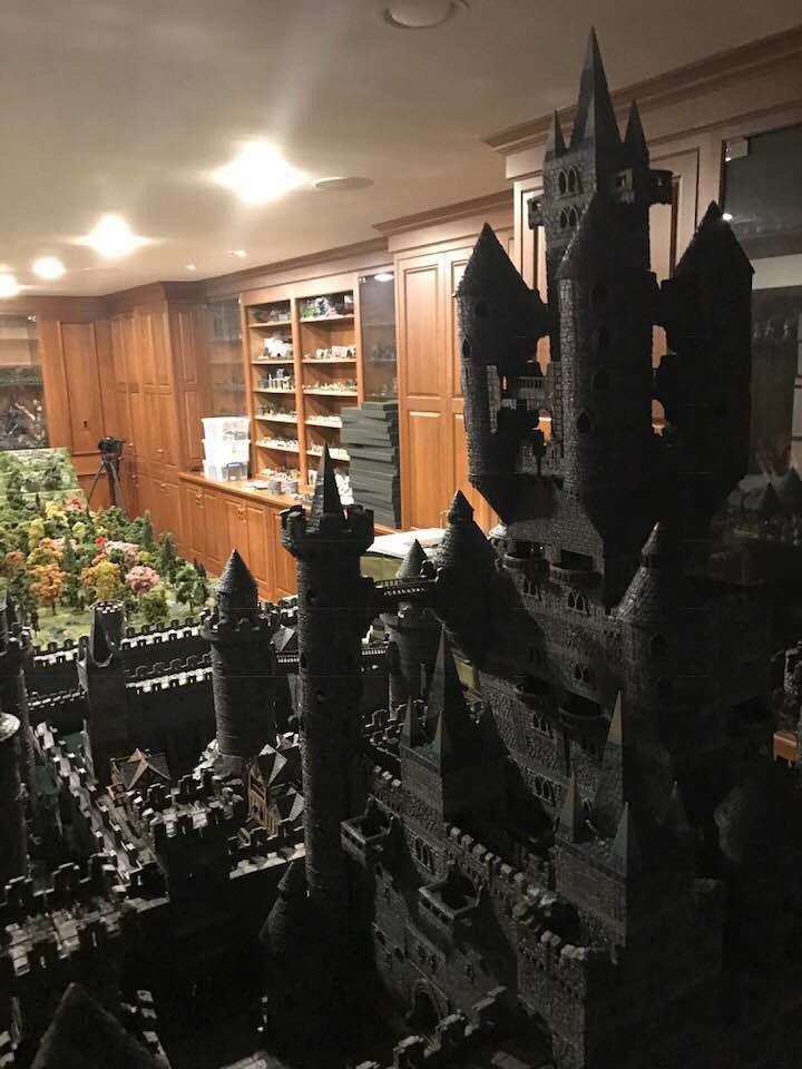 stefandwarven's tweet photo. Ryan Devoto’s insane Castle build!
#castles #dwarvenforge #miniatures #bigatures https://t.co/QUe77PBKJ4