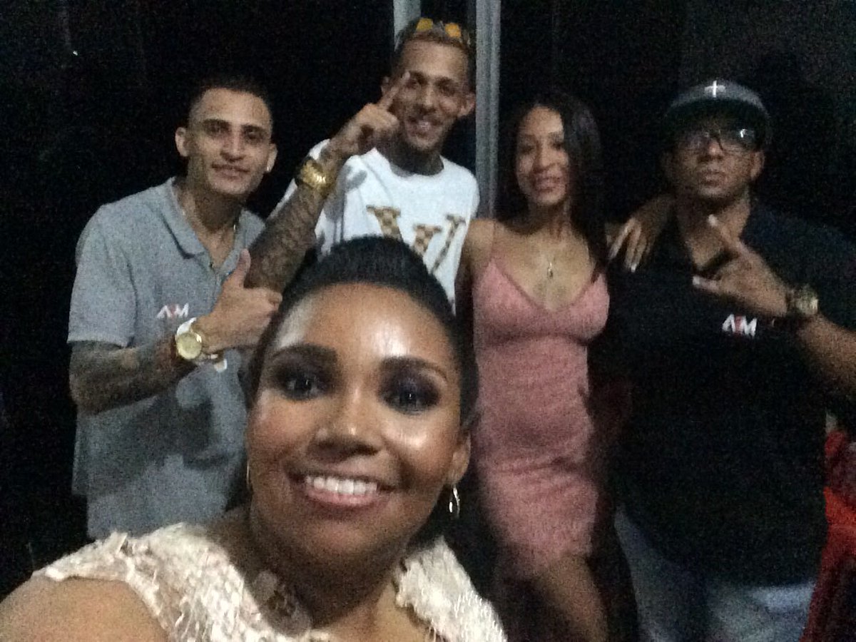 AliceNavais's tweet photo. emocionadas q fala? kkkkkkk #melhorFormatura #SouFãsim #sddsJa https://t.co/DDNJfBu2jJ
