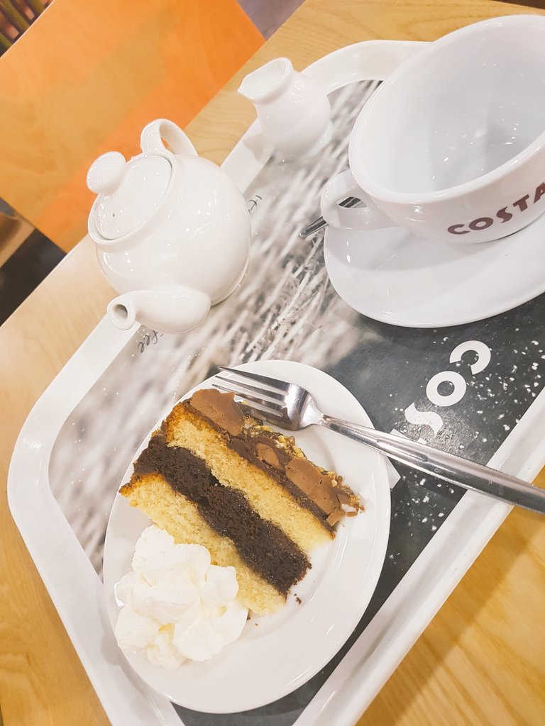 Irfan_4lam's tweet photo. When the commute back to Cardiff is taking forever, a tea and cake stop @welcomebreak #m5 is much needed. 🤷🙌
#LifeOnTheRoad #weeklycommute #KillMeNow https://t.co/wHOq5FqEC4