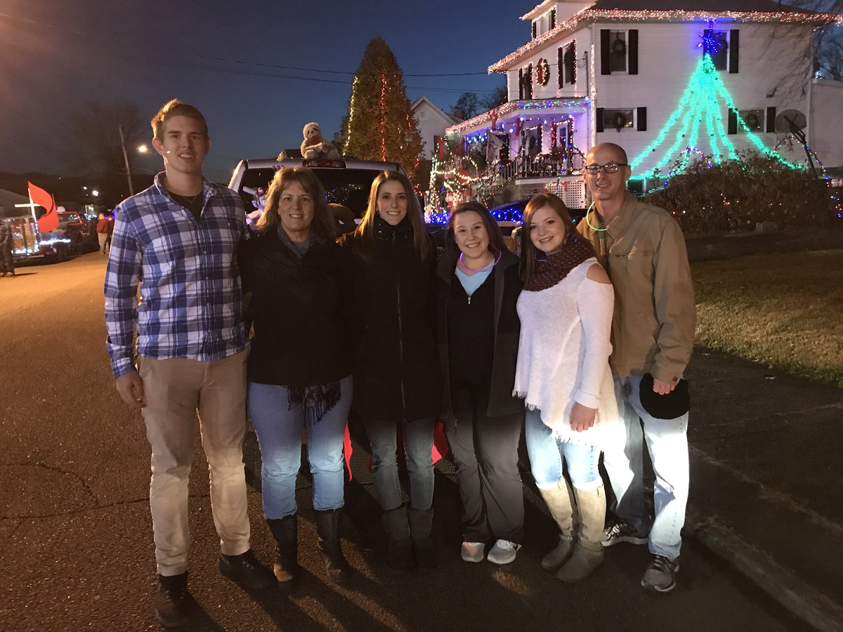 shar_snider's tweet photo. New Martinsville Christmas Parade JASON Argonauts Honorary Grand Marshalls Thank you Wetzel County Chamber of Commerce @LongDrainSchool @etomansuper #babyitscoldoutside https://t.co/9bnS42x71I