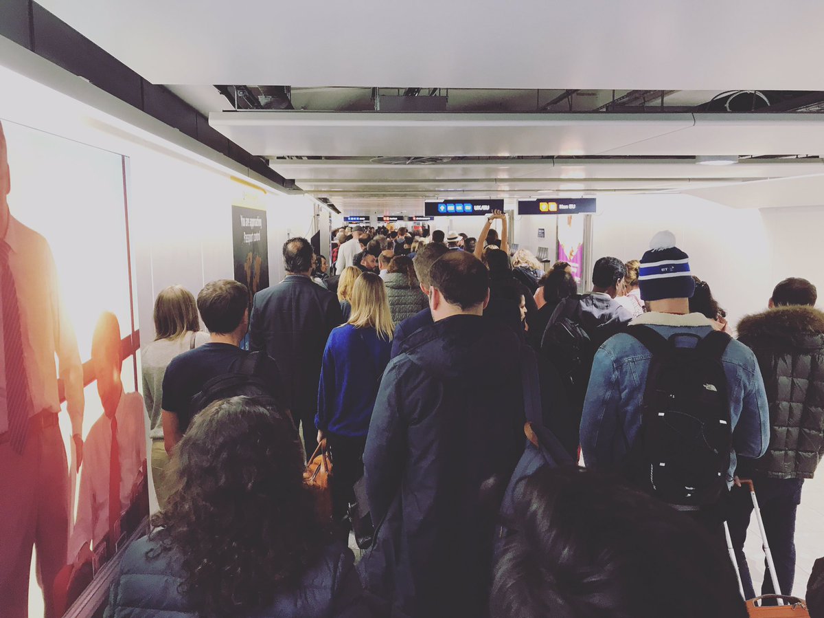 BrianKrijgsman's tweet photo. queue bends around the corner...
#massivequeue #london #heathrow #terminal4 https://t.co/WIwNv3hcd8