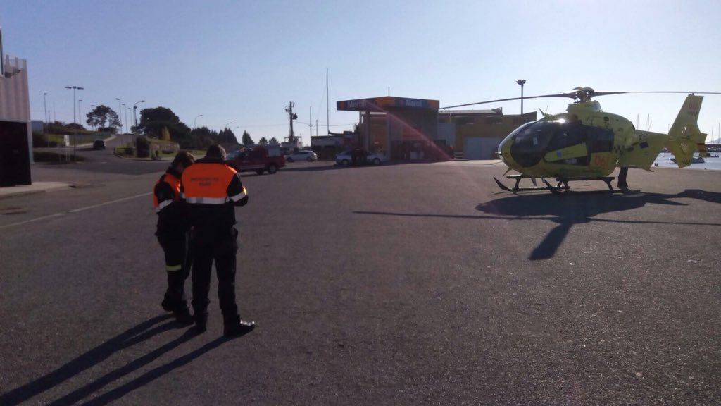 pcrianxo's tweet photo. Agora o equipo sanitario, colaborando con Urxencias Médicas en primario con H3 no porto de Rianxo. https://t.co/CR1o0OtZ81