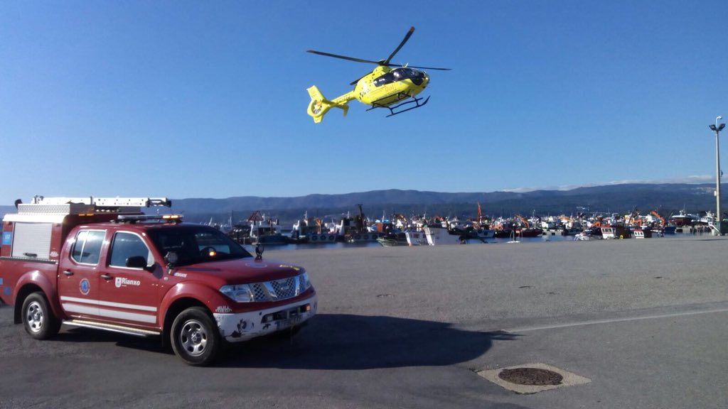 pcrianxo's tweet photo. Agora o equipo sanitario, colaborando con Urxencias Médicas en primario con H3 no porto de Rianxo. https://t.co/CR1o0OtZ81