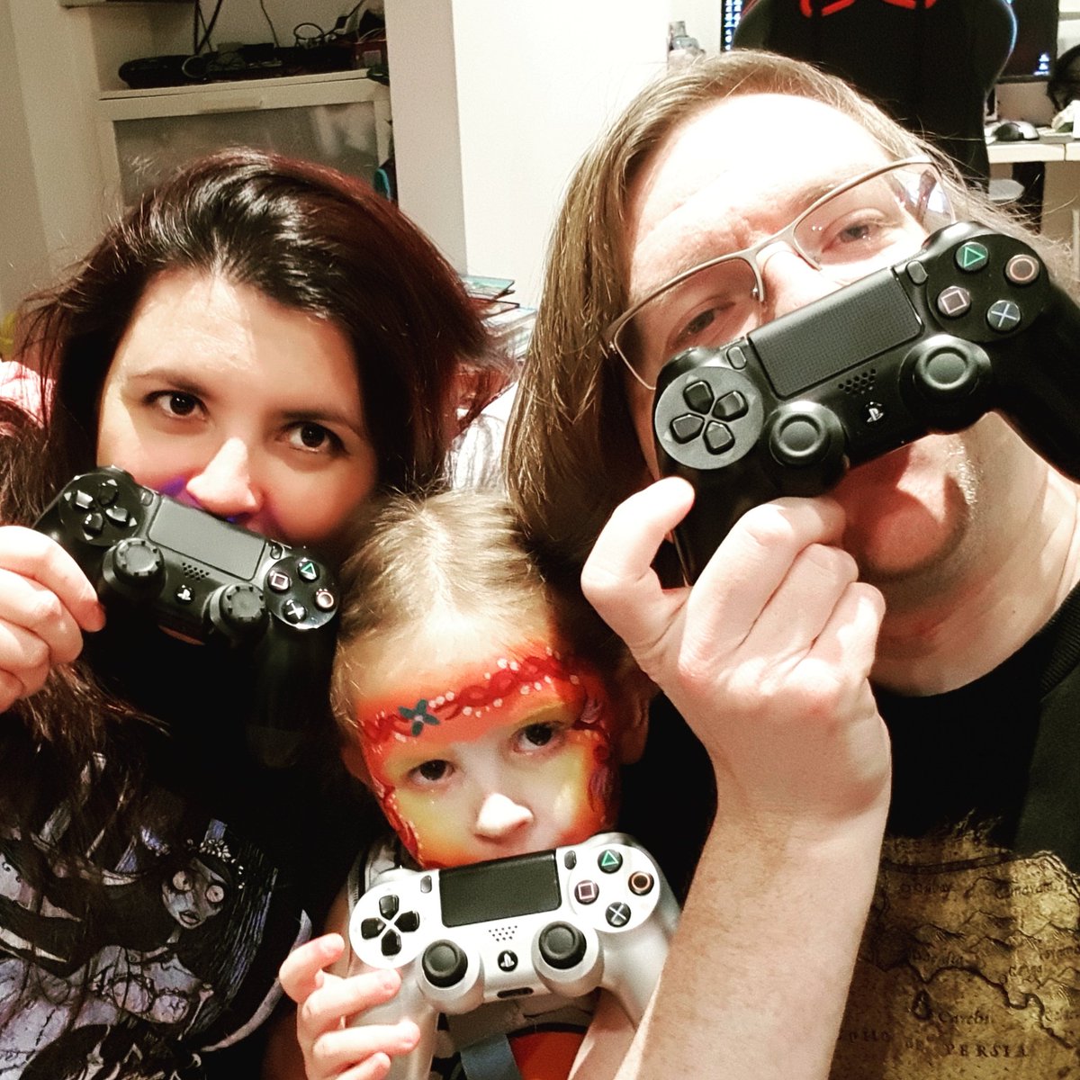CoupleofPixels's tweet photo. Avec un peu de retard, notre participation en famille au #PlayStationMovember2017
@PS_CommunityFR
#playstation #movember #geek #gamer #geekette #gameuse #futuregeekette
#futuregameuse https://t.co/SAzJnvaRvZ