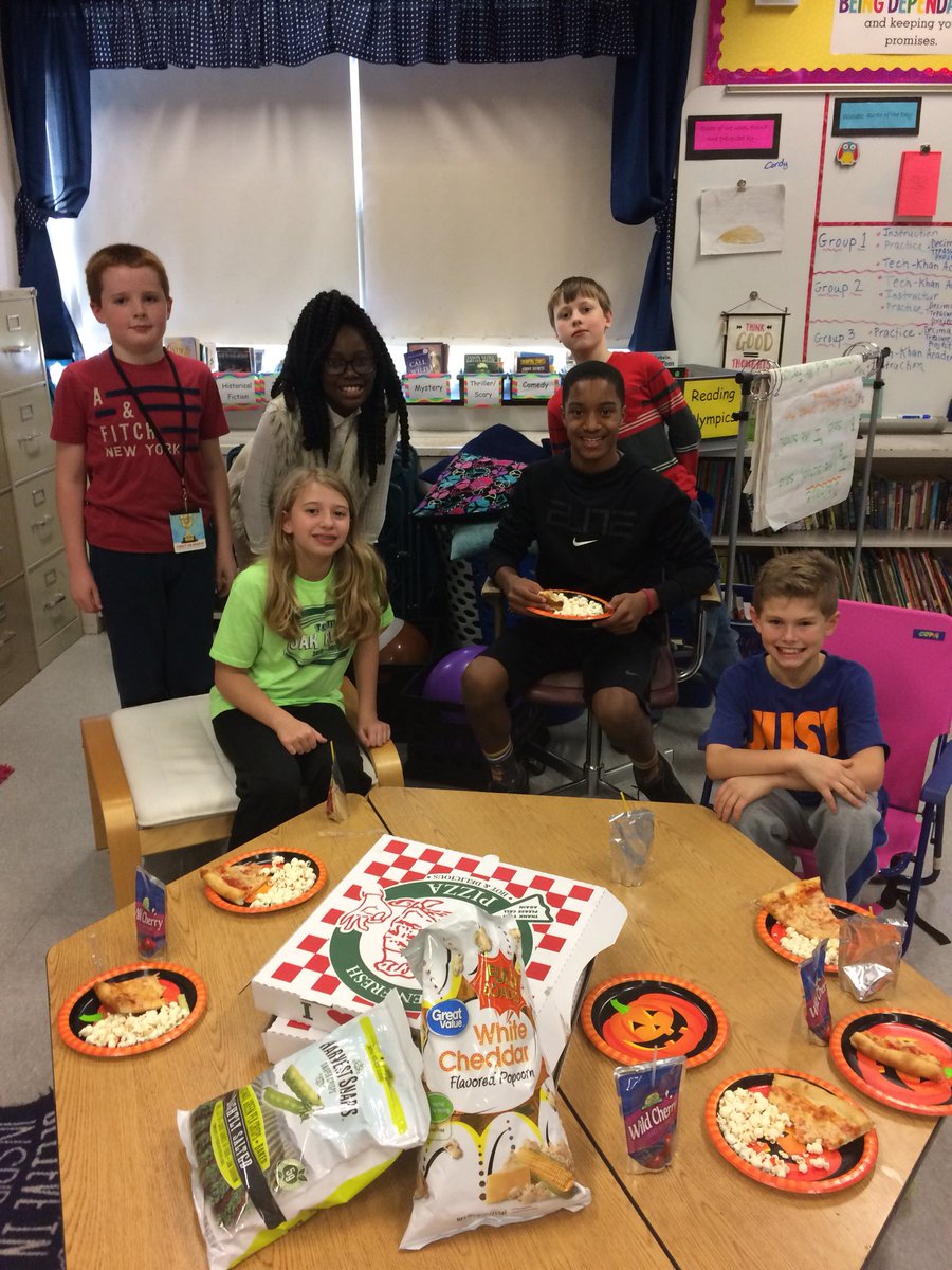 5th grade Ss enjoy a pizza lunch as a result of their hard work in our Thanksgiving reading challenge! <a href="/SASD_OakRidge/">Oak Ridge Elementary</a>