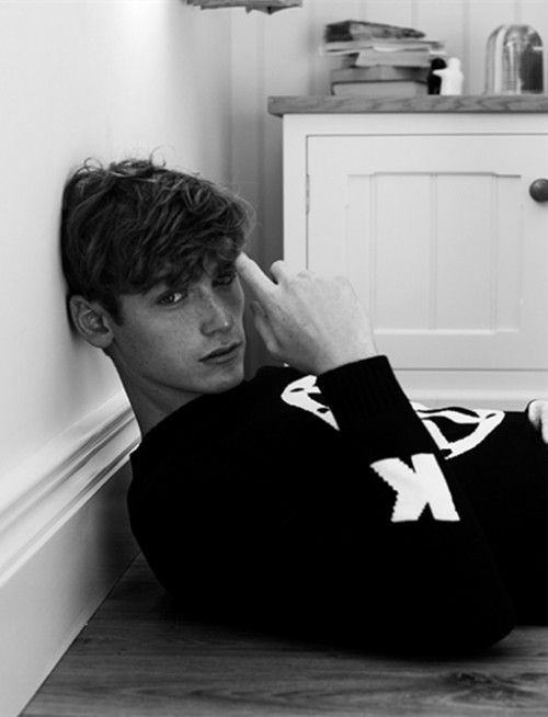 Girl you could tear me apart
But I can't help it, I'm waitin'
Here with open arms.