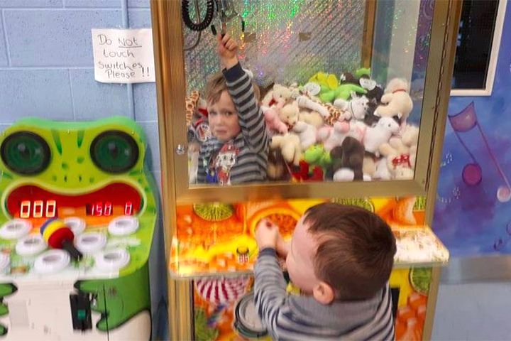 Small child stuck inside vending machine is the definition of instant regret

feeds.mashable.com/~r/Mashable/~3…