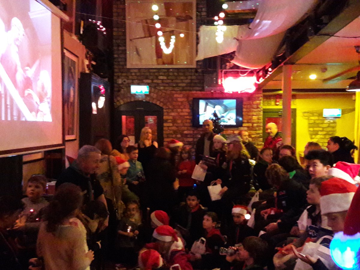 SlatterysPubD4's tweet photo. FANTASTIC #party here this evening after we turned on the #ChristmasLights! Thanks @the_chophouse, #EurosparBathAve, @Lime_Light_Comm, @FoodgameDublin, @lottsandco, #Presto, @paceprint, @JuniorsDeliCafe, #SessionHire, @BeggarsBushD4 https://t.co/ryaWIjTNB4