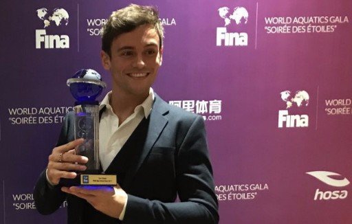TomDaleyNewsIG's tweet photo. FINA Best Male Diver 2017 (FINA World Aquatics Gala 2017. December 2, 2017. Sanya, China.) #TomDaley #FinaGala #FinaAwards2017 #Diving #Fina #FINAbestathletes #FINAsoireedesetoiles #FINAaquatics #HQphoto https://t.co/ldeEWecbgC