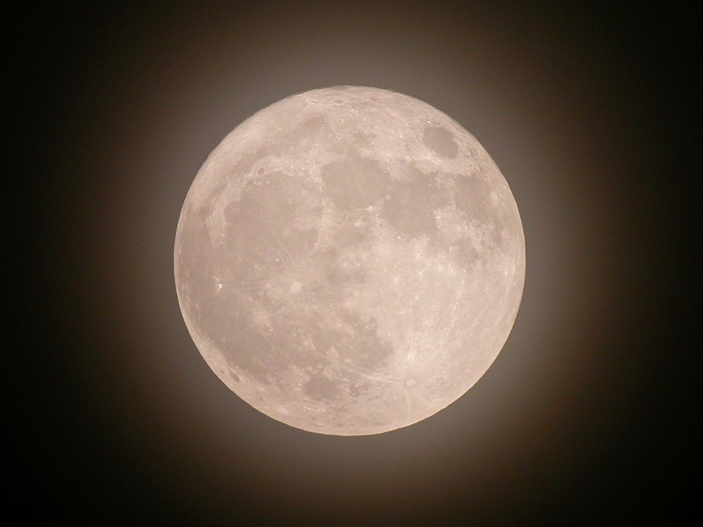 bobhazell's tweet photo. Fortunately the clouds cleared this evening in Rugby to provide terrific views of the #supermoon https://t.co/a2doZAGS9P