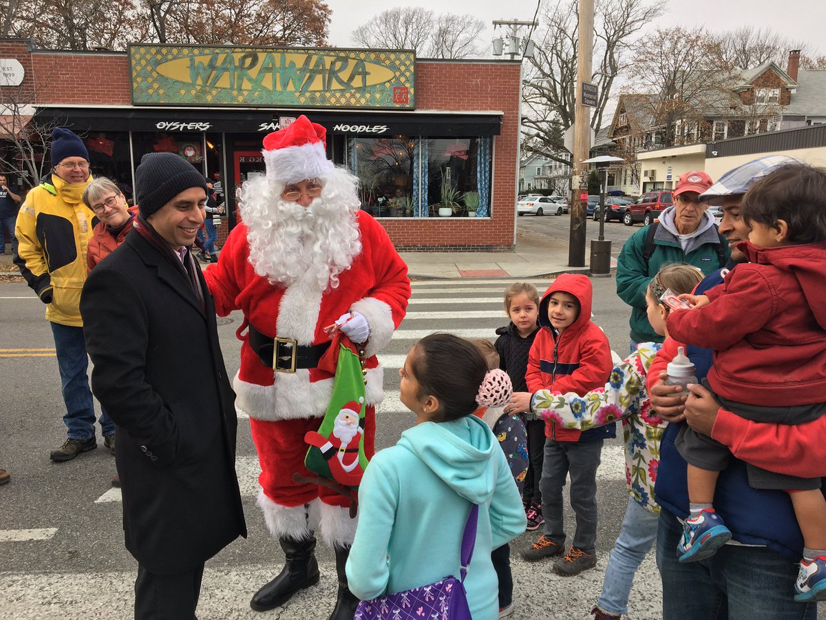 Jorge_Elorza's tweet photo. At @HopeStreetProv today for the Winter Fire and Ice Holiday Stroll. Such a wonderful time to enjoy great company, eat good food and shop at local stores! Come on down and check it out! #PVD https://t.co/6wNOc9do0l