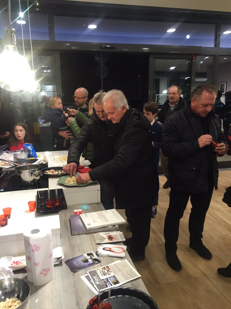 iFoodit's tweet photo. Show cooking terminato! Tanti applausi per Sara e Clara !! 👏🏻👏🏻#ScavoliniStoreMontanoLucino @scavolini #Ifoodinstore https://t.co/S3VHORSHMs