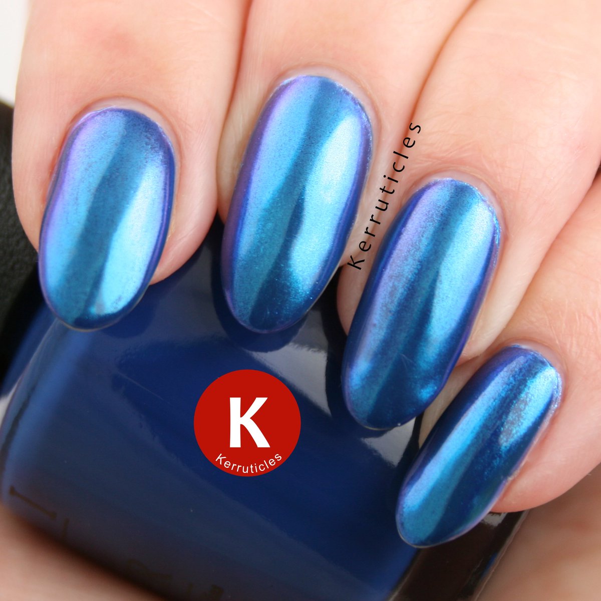 Kerruticles's tweet image. Lovely blue chrome powder from @SensatioNailUK - beautiful blue-purple duochrome effect. #nails #gelnails #chromenails