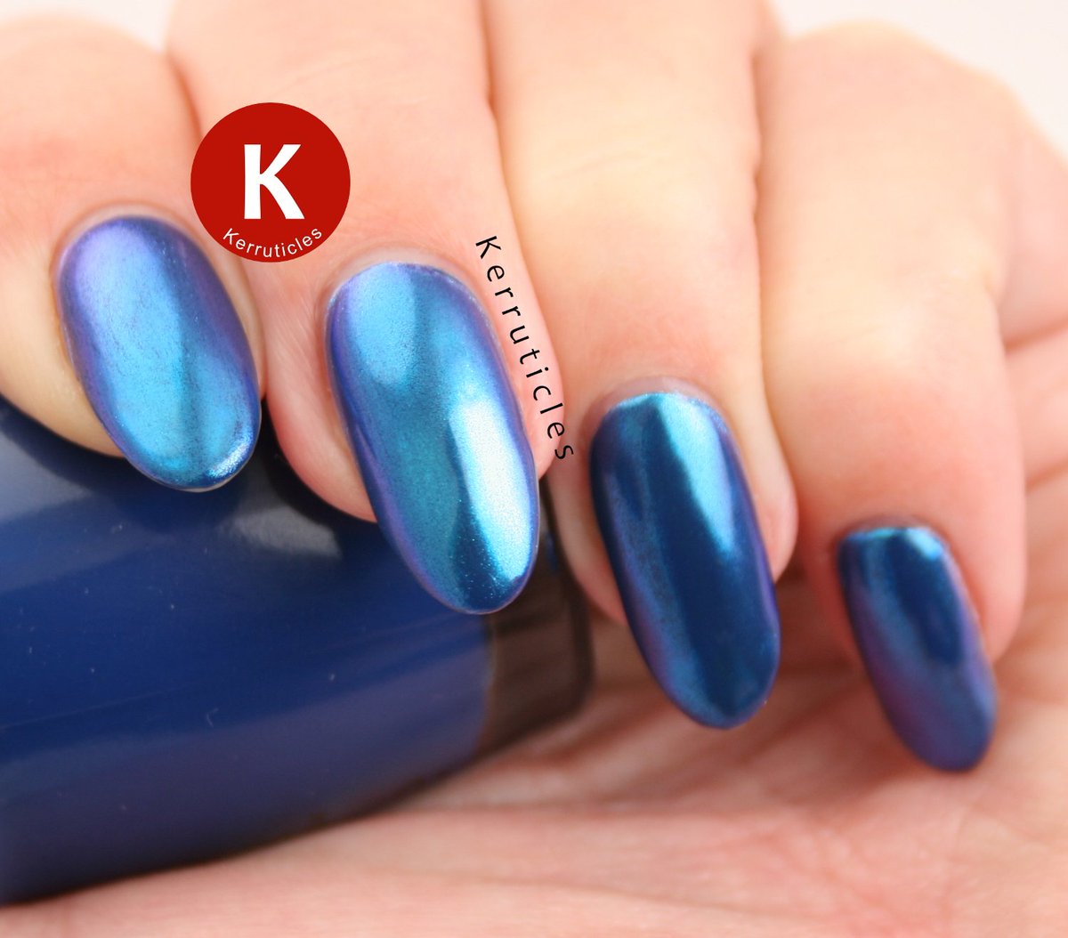 Kerruticles's tweet image. Lovely blue chrome powder from @SensatioNailUK - beautiful blue-purple duochrome effect. #nails #gelnails #chromenails