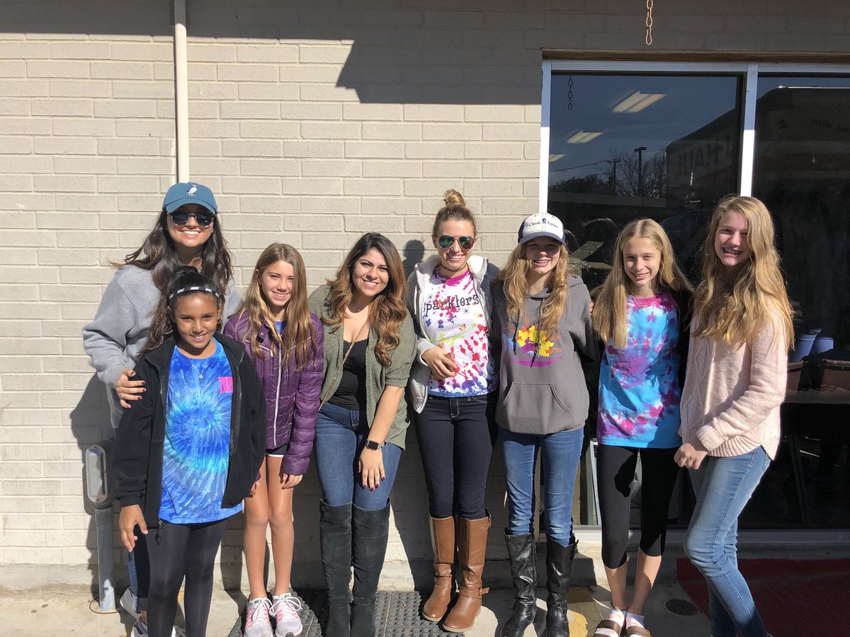 KidsMakinImpact's tweet photo. Making an impact at Arlington food bank with the sparklers. #arlingtonfoodbank #Sparklers #kidsmakinimpact https://t.co/wc9B92RZCB