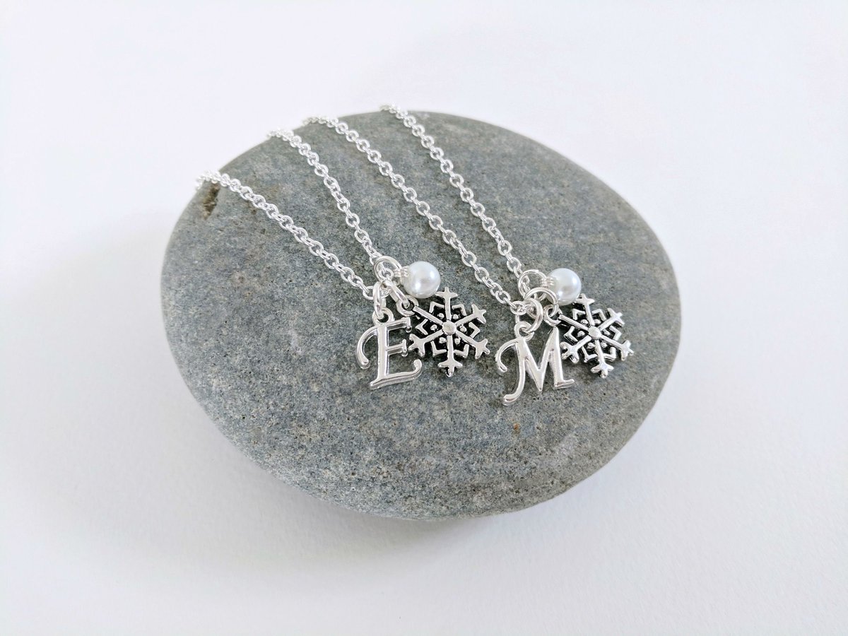 FunkyPinks's tweet image. These pretty #snowflake charm necklaces can be personalised with different initials and colours! buff.ly/2AJ2Sfa #CraftHour