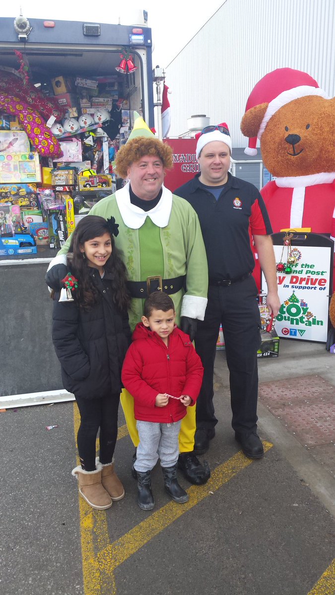 SouthSimcoePS's tweet photo. Thanks to all the children who are supporting our #StuffTheCommandPost Toy Drive this weekend with @CTVBarrieNews
Kids helping kids! https://t.co/yumImxBw42