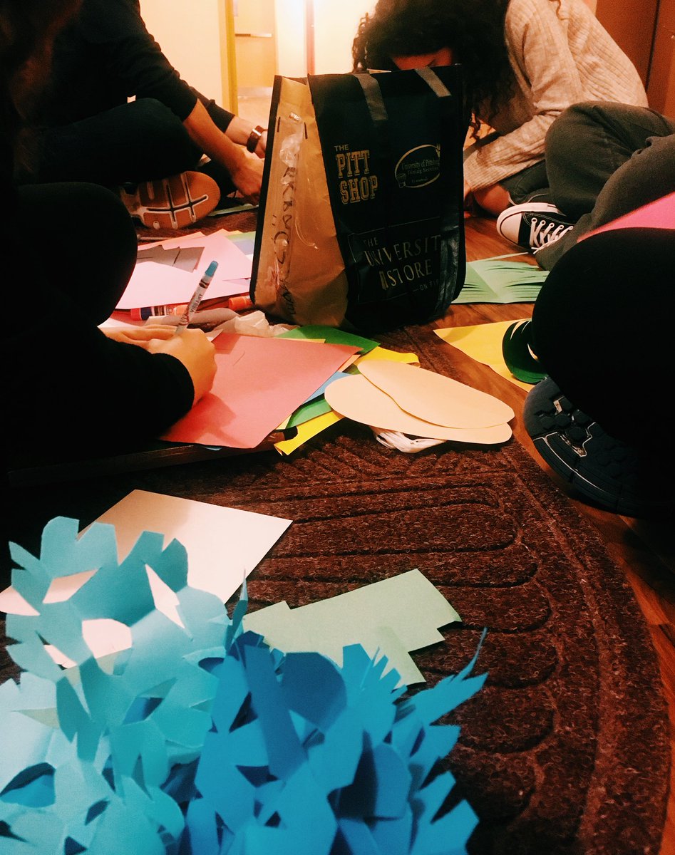 H2Pellie's tweet photo. Volunteering with my honor society, Phi Eta Sigma, at the #ronaldmcdonaldhouse this morning. We made holiday decorations! https://t.co/lJBNYlnXKF